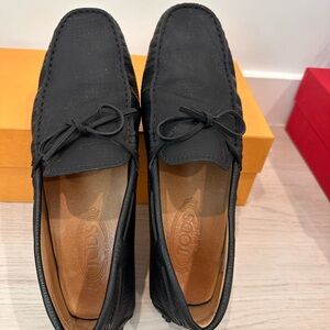 Tod's Black Loafers Sleek Slip-On Design